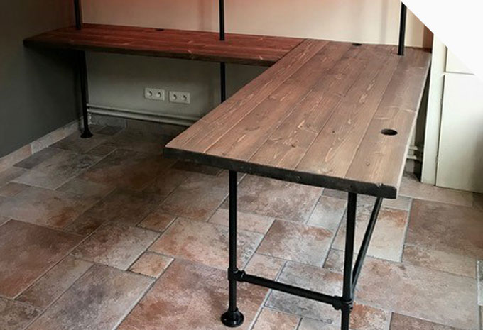 SCHREIBTISCH AUS ROHREN